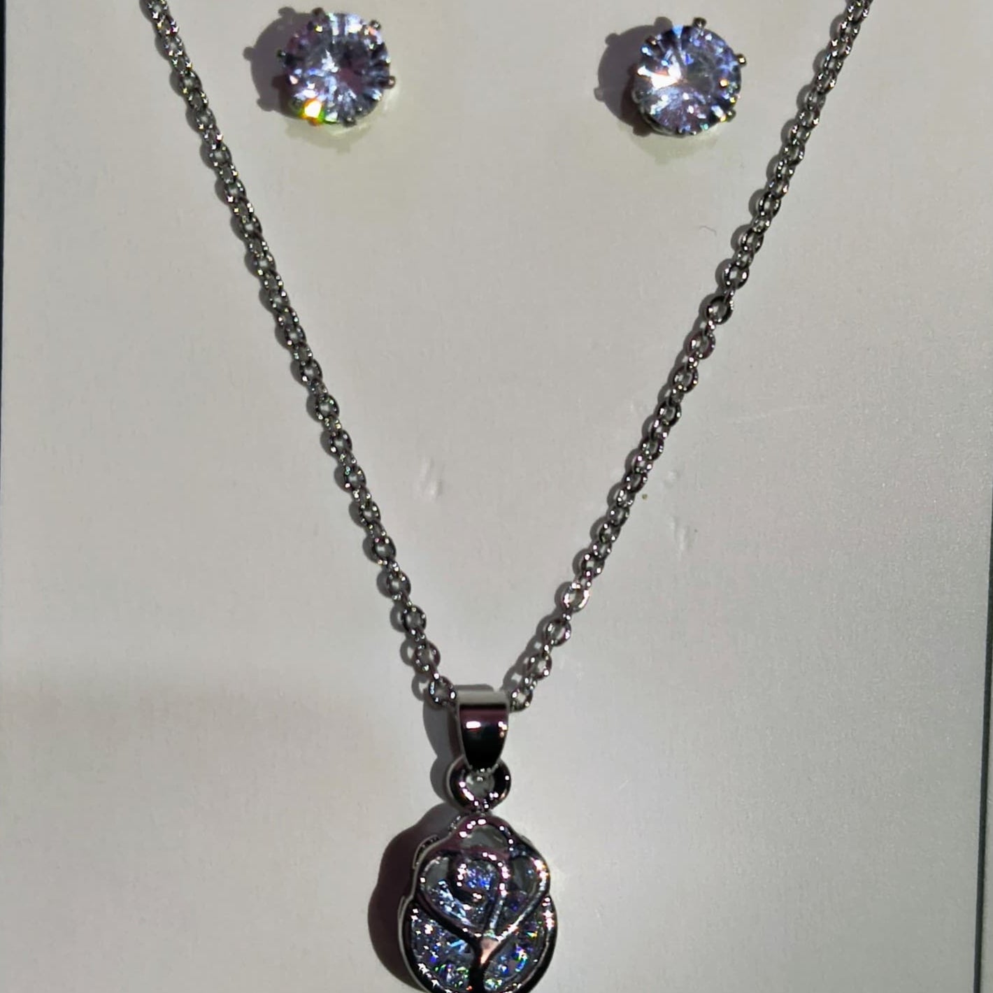 Solitaire pendant with Earring