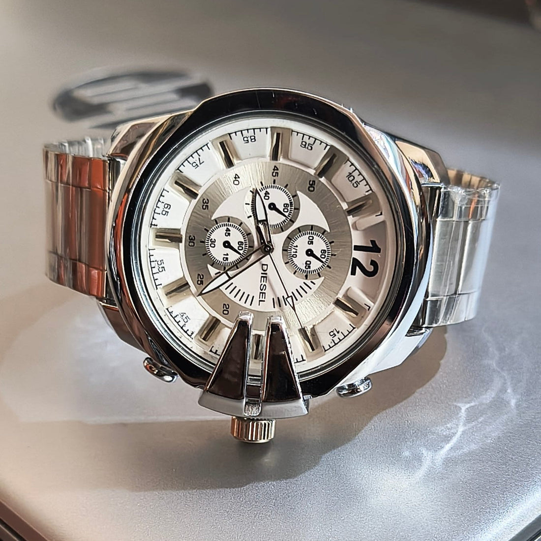 The Silver Ton Stainless Steel Watch: A Perfect Blend of Luxury and Durability